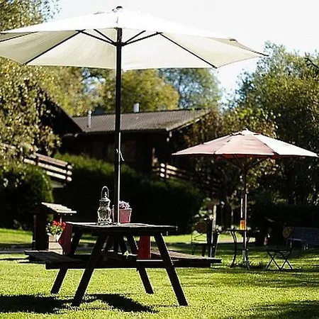 شاليه Tidy With Fireplace, Located In Wooded Area